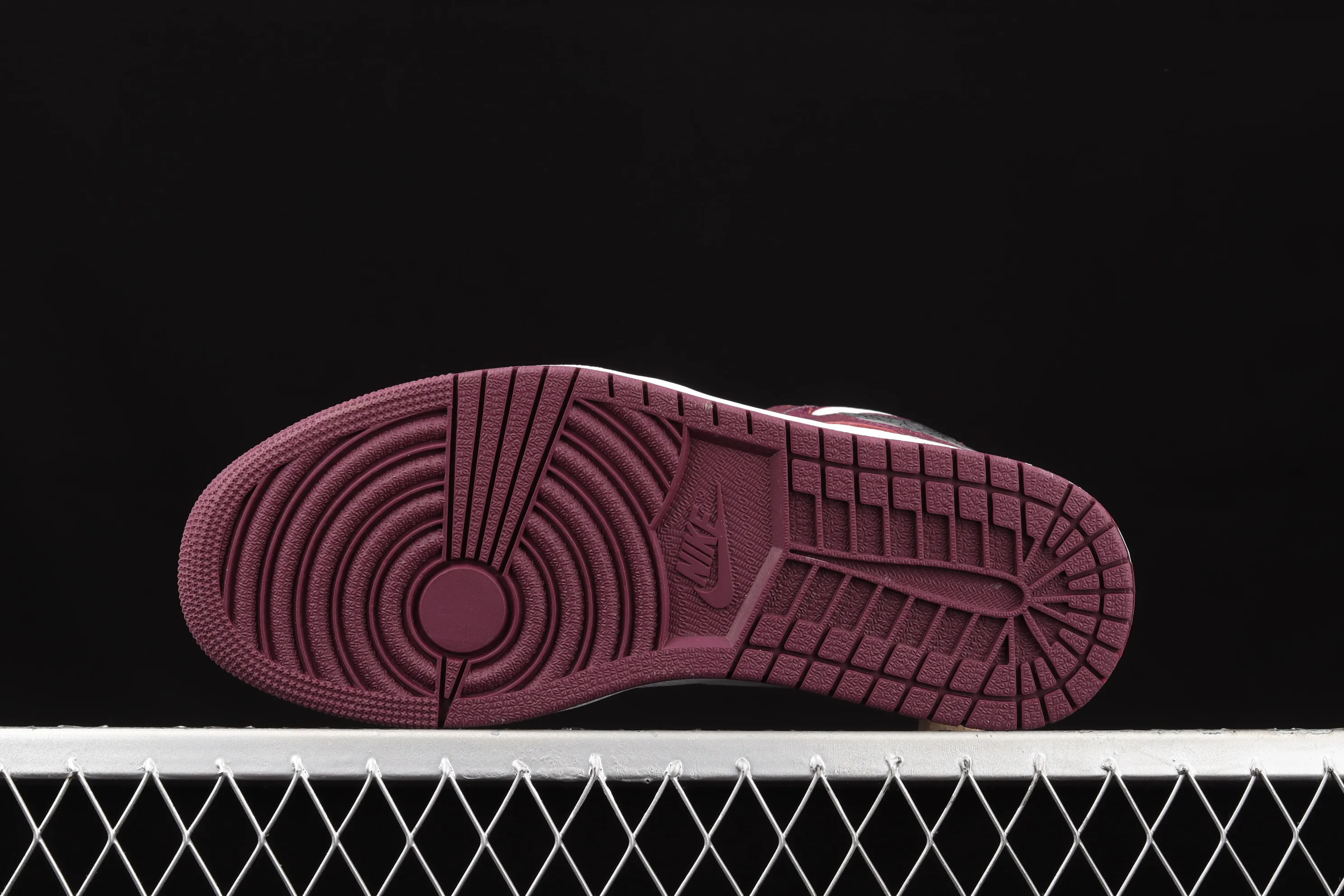 All categories Air Jordan Jordan series basketball shoes Air Jordan 1 High L version Air Jordan 1 Retro High OG "Bordeaux" AJ1 Joe 1 Bordeaux Burgundy high-top basketball shoes 555088-611